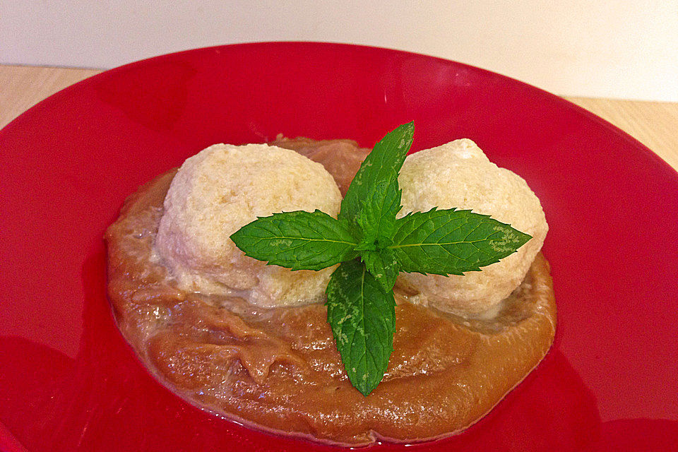 Topfenknödel mit Marzipansauce