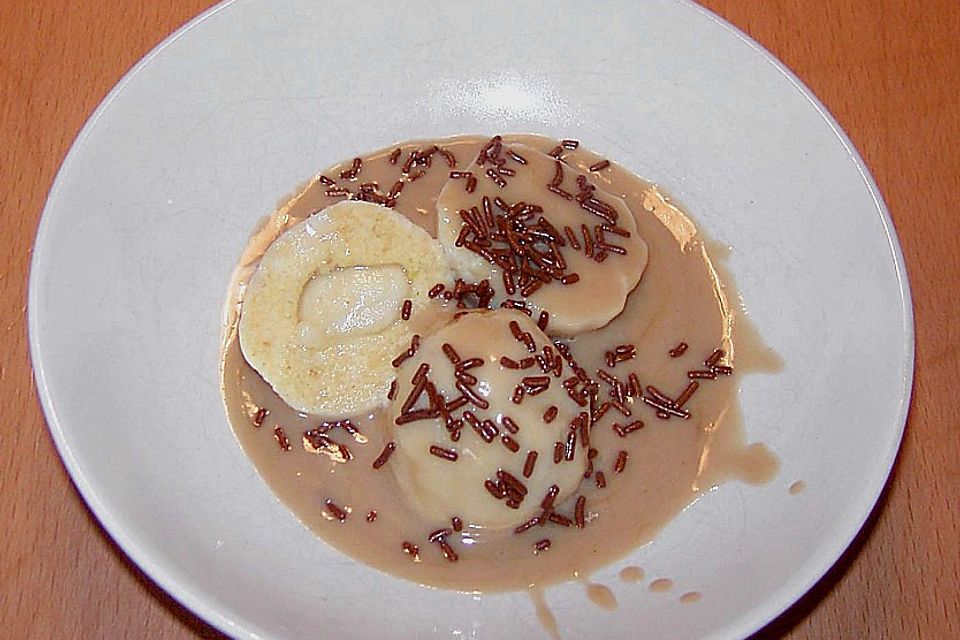 Topfenknödel mit Marzipansauce