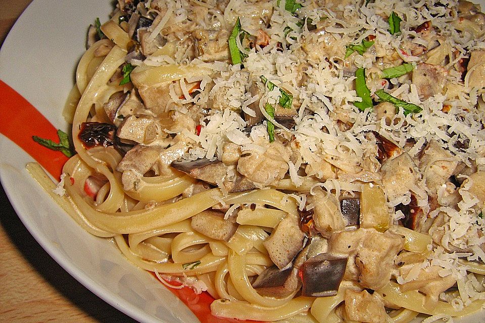 Spaghettini mit sonnengetrockneten Tomaten, Auberginen und Chili