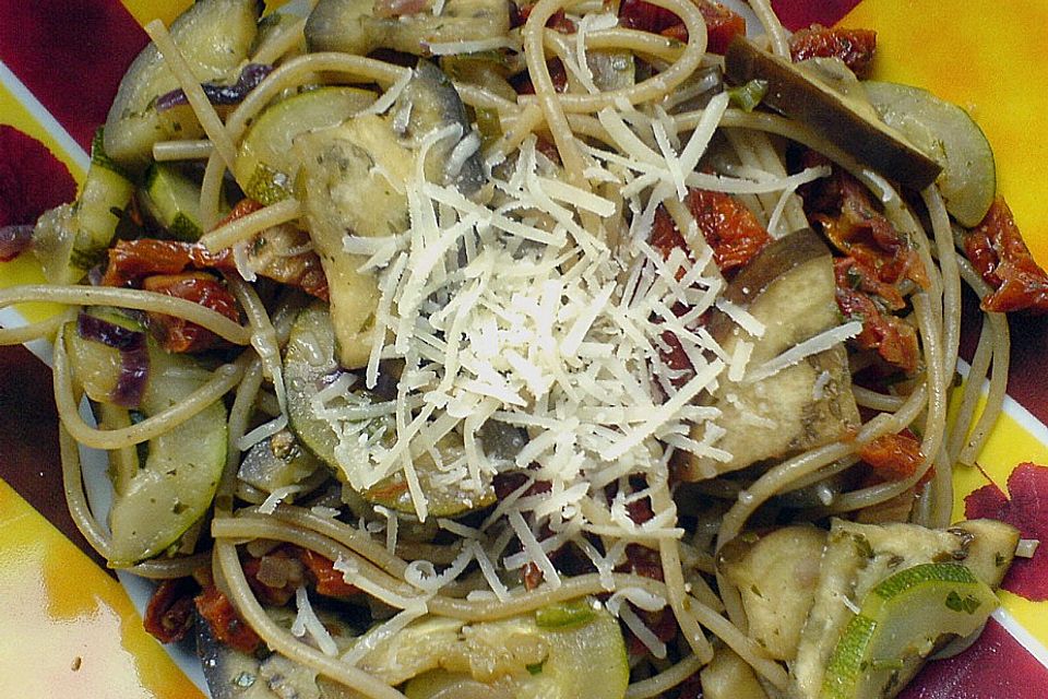 Spaghettini mit sonnengetrockneten Tomaten, Auberginen und Chili