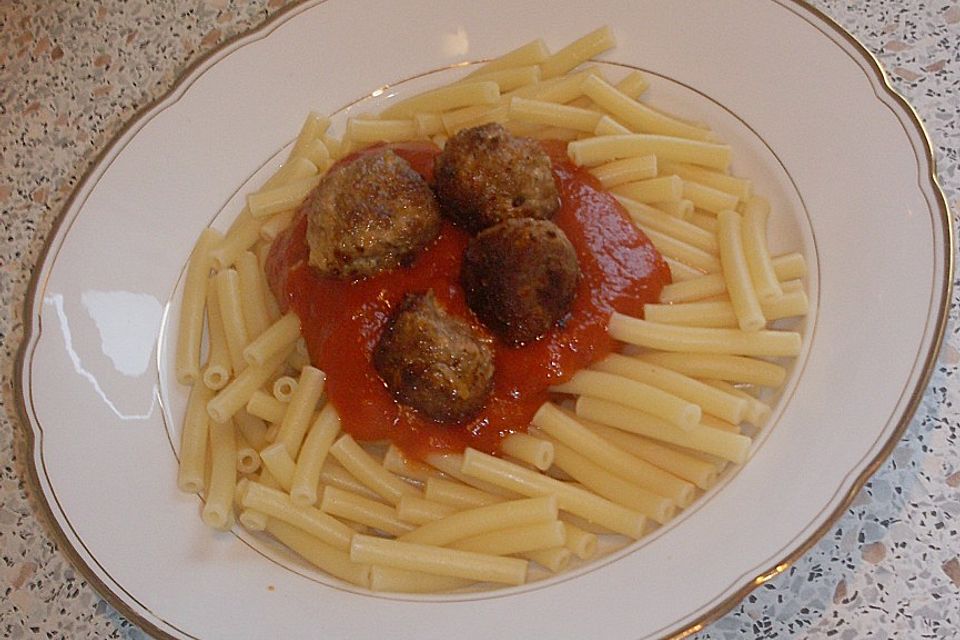 Hackbällchen auf Tomatensauce