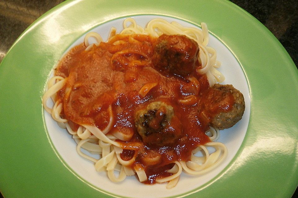Hackbällchen auf Tomatensauce