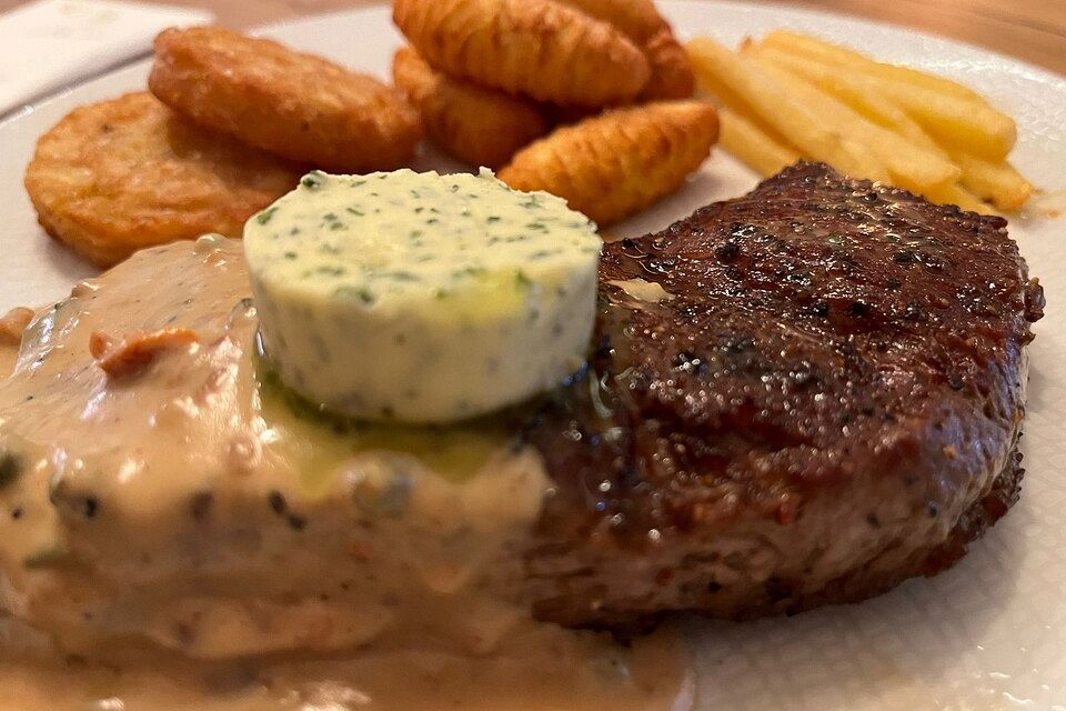 Rindersteaks mit buntem Pfeffer und Cognac - Sahne - Sauce