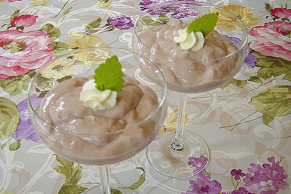 Rotweinmousse mit weißer Schokolade