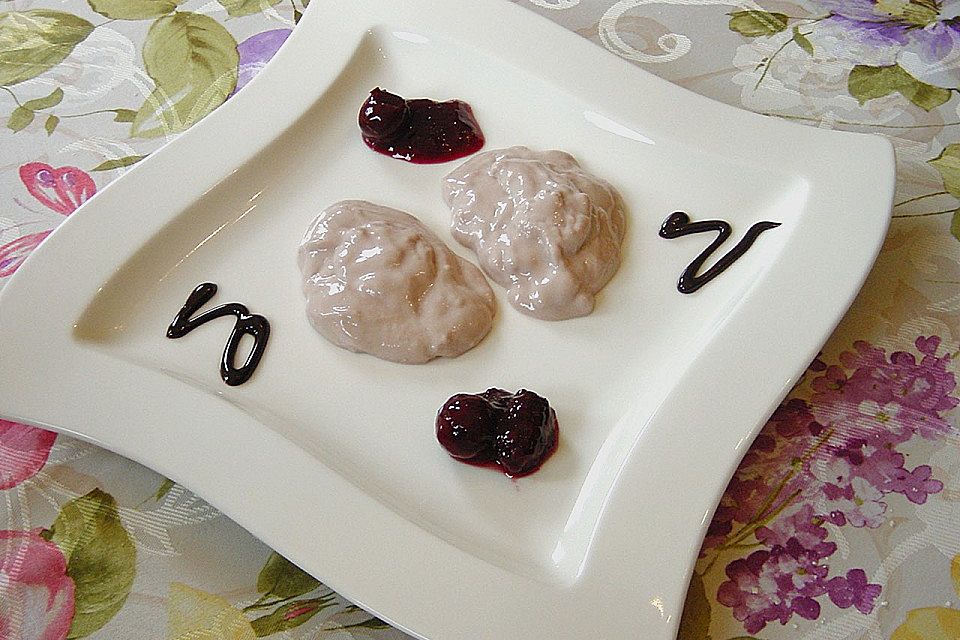 Rotweinmousse mit weißer Schokolade