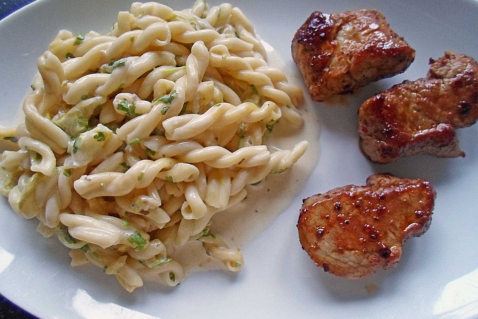 Pikante Medaillons mit Nudeln