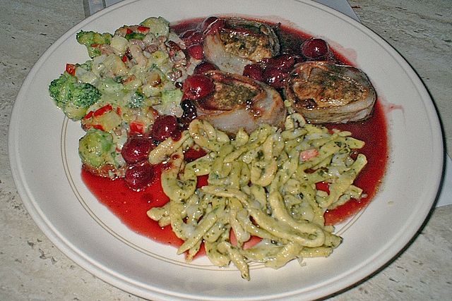 Rehmedaillons mit Rosenkohl und Kirschsauce von Elfi