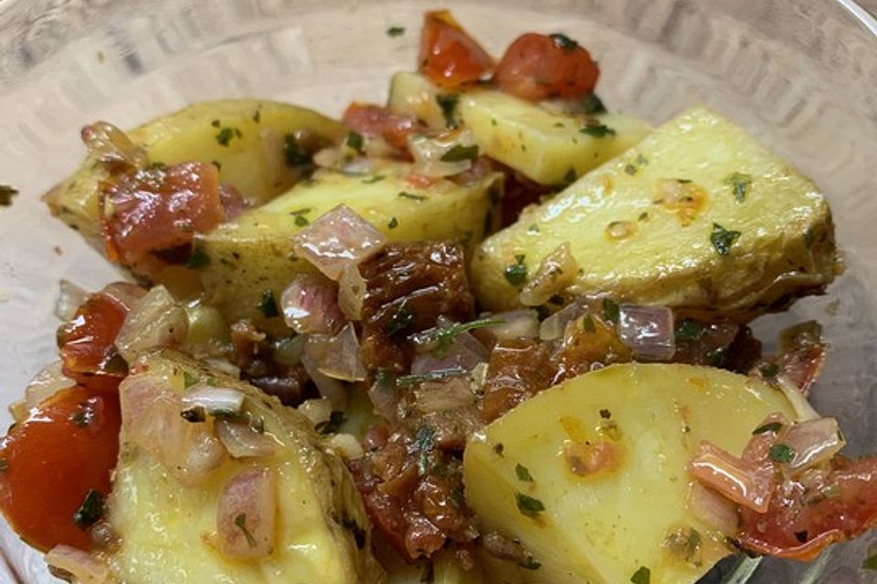 Salat mit gebratenen Kartoffeln