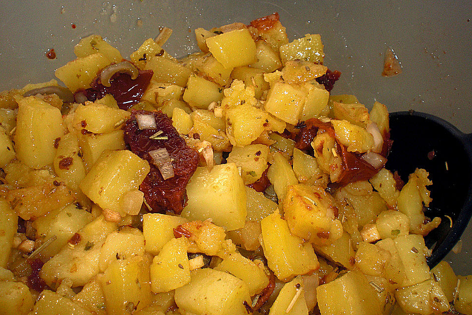 Salat mit gebratenen Kartoffeln