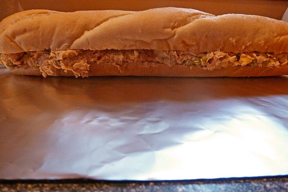 Baguette mit Thunfisch - Kräuterfrischkäse Füllung