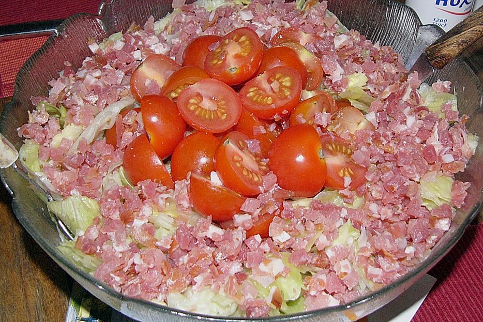 Südtiroler Schüttelbrot-Salat mit Speck