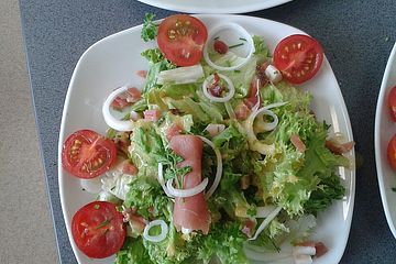 Südtiroler Schüttelbrot-Salat mit Speck