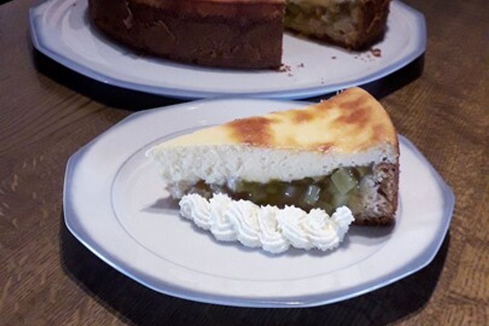 Feiner Rhabarberkuchen mit Quarkguss