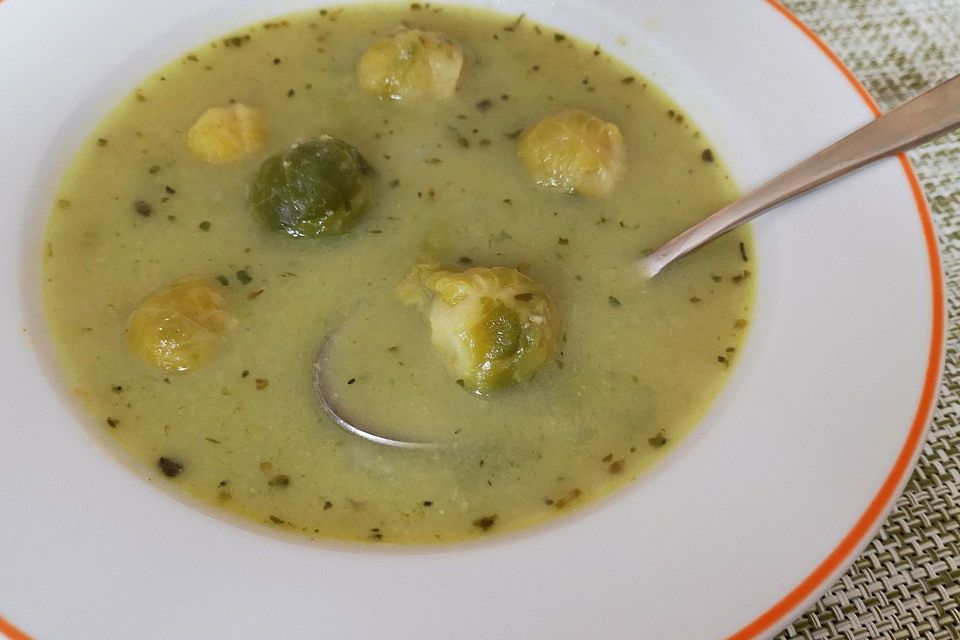 Rosenkohlsuppe mit Petersiliensahne