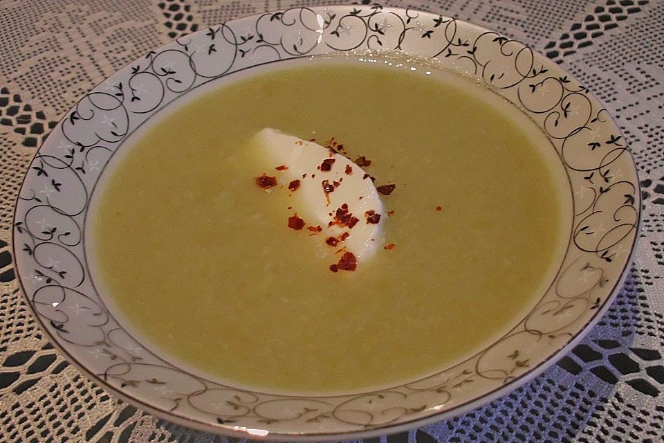 Rosenkohlsuppe mit Petersiliensahne