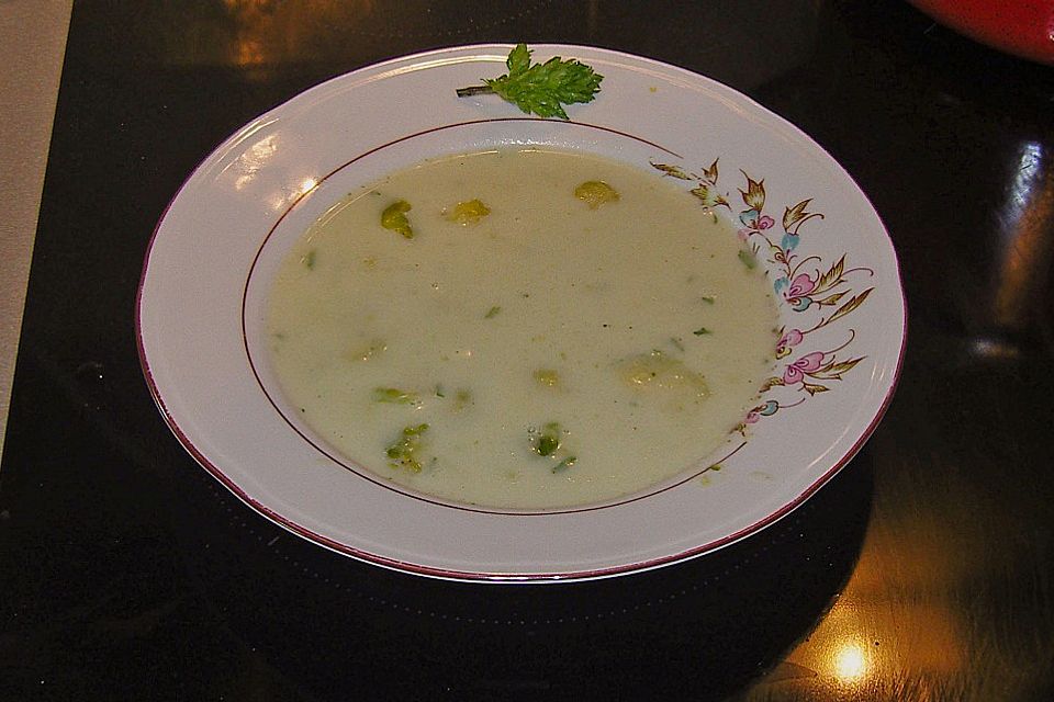 Rosenkohlsuppe mit Petersiliensahne