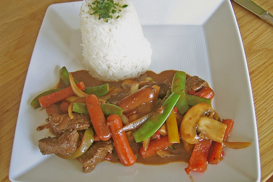 Chinesisches Rinderfilet (scharf) mit buntem Gemüse und Basmatireis