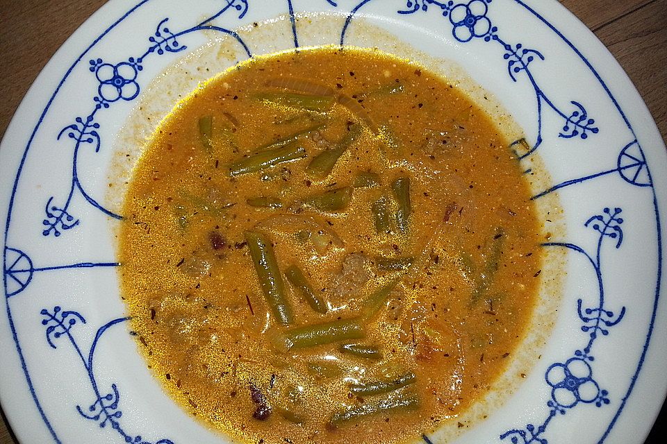 Bohnensuppe mit Tomaten und Hackfleisch