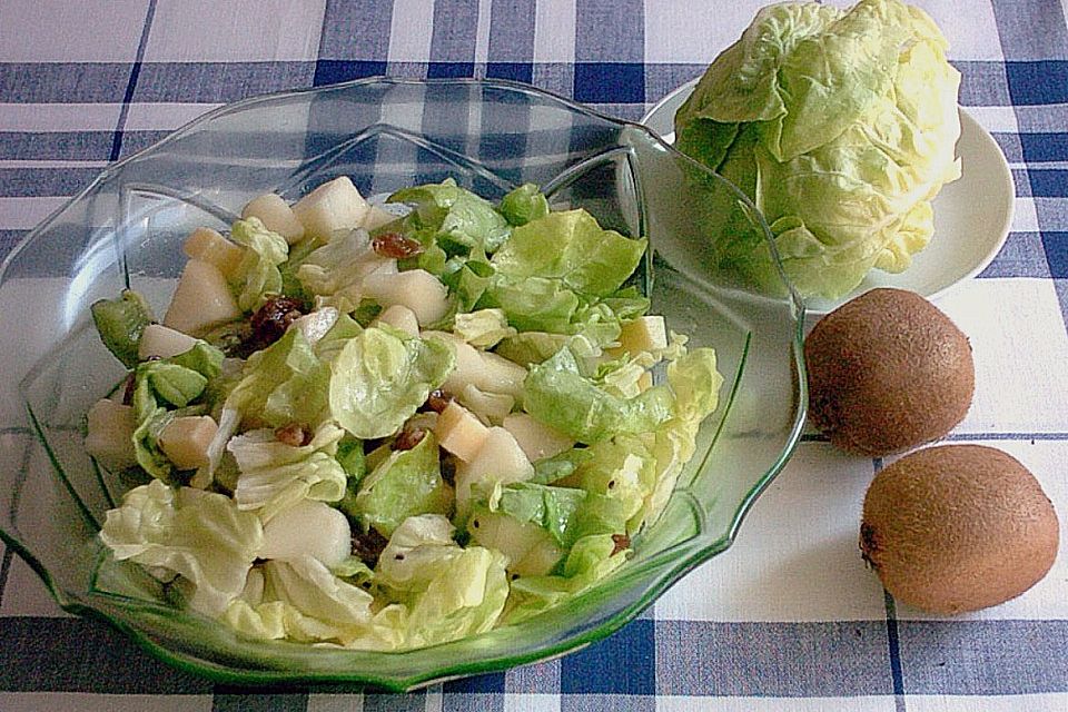 Grüner Salat mit Kiwi