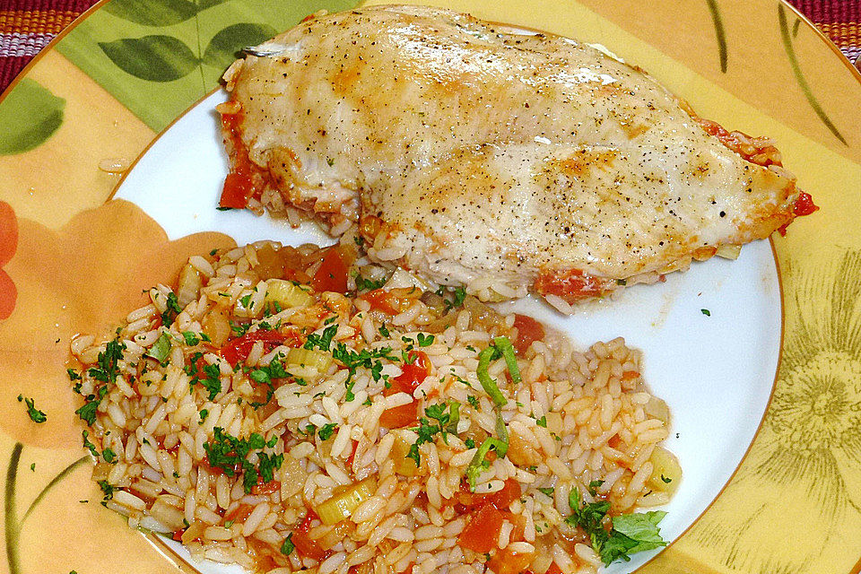 Gefüllte Hähnchenbrustfilets auf Tomatenreis