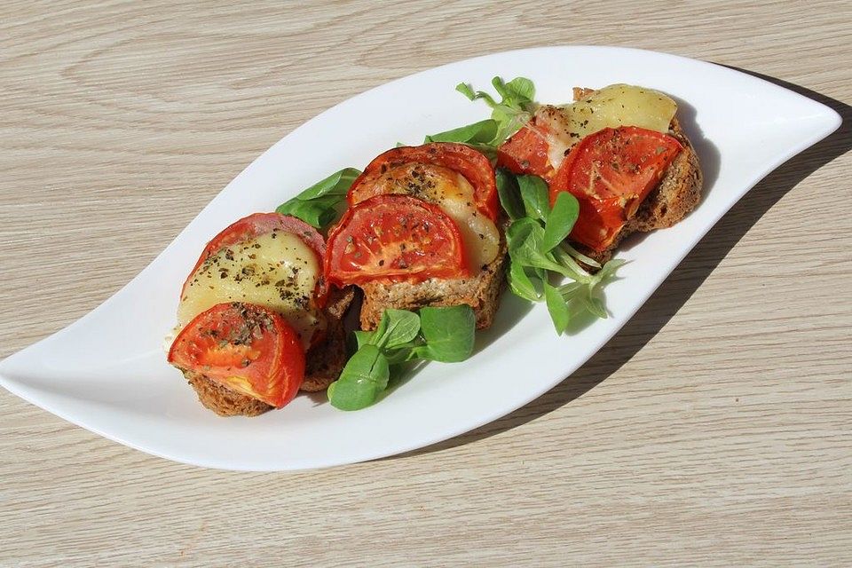 Tomate - Mozzarella - Brötchen überbacken