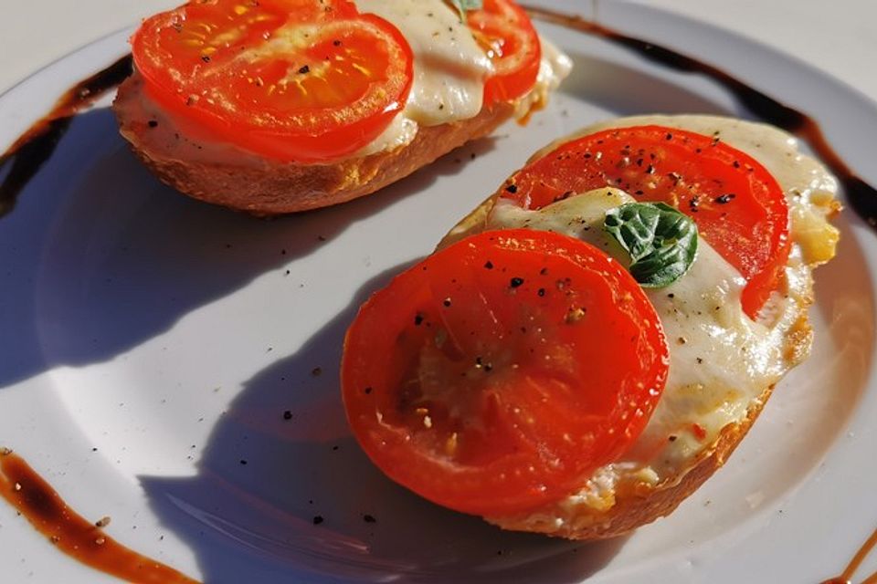 Tomate - Mozzarella - Brötchen überbacken