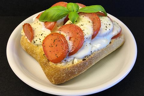 Tomate-Mozzarella-Brötchen überbacken