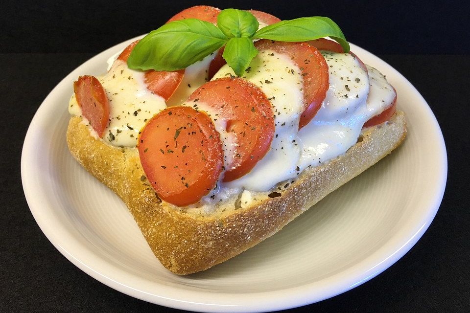 Tomate - Mozzarella - Brötchen überbacken