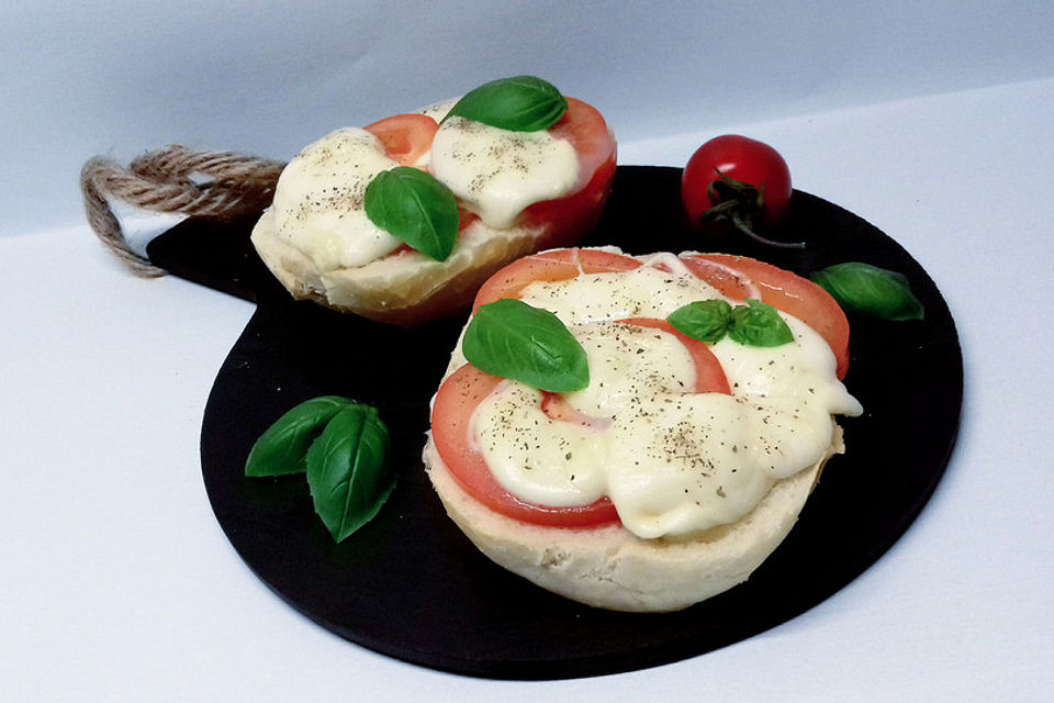 Tomate - Mozzarella - Brötchen überbacken