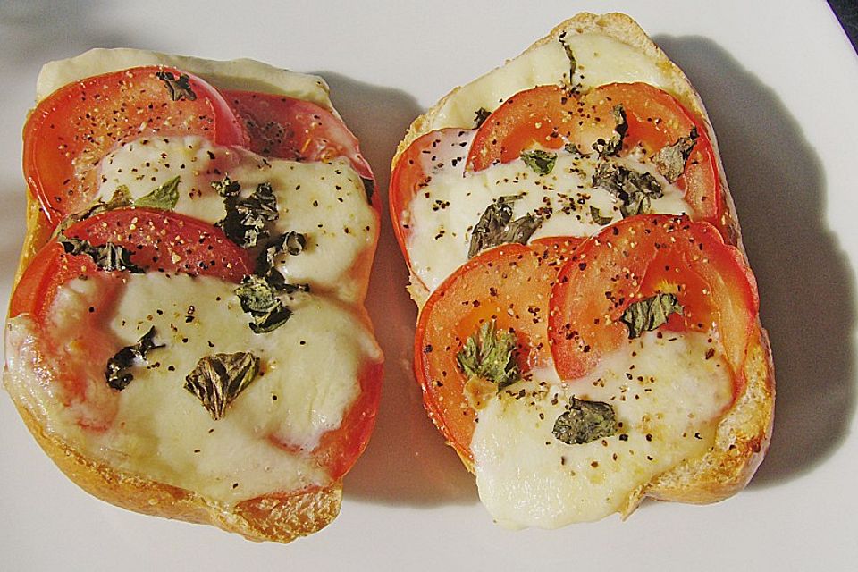 Tomate - Mozzarella - Brötchen überbacken