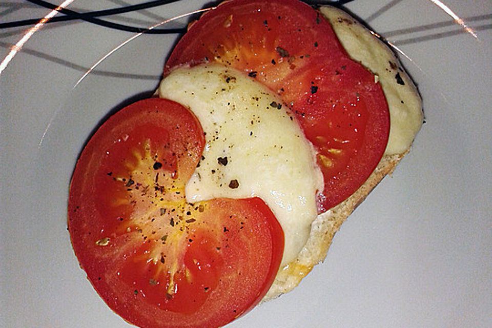 Tomate - Mozzarella - Brötchen überbacken