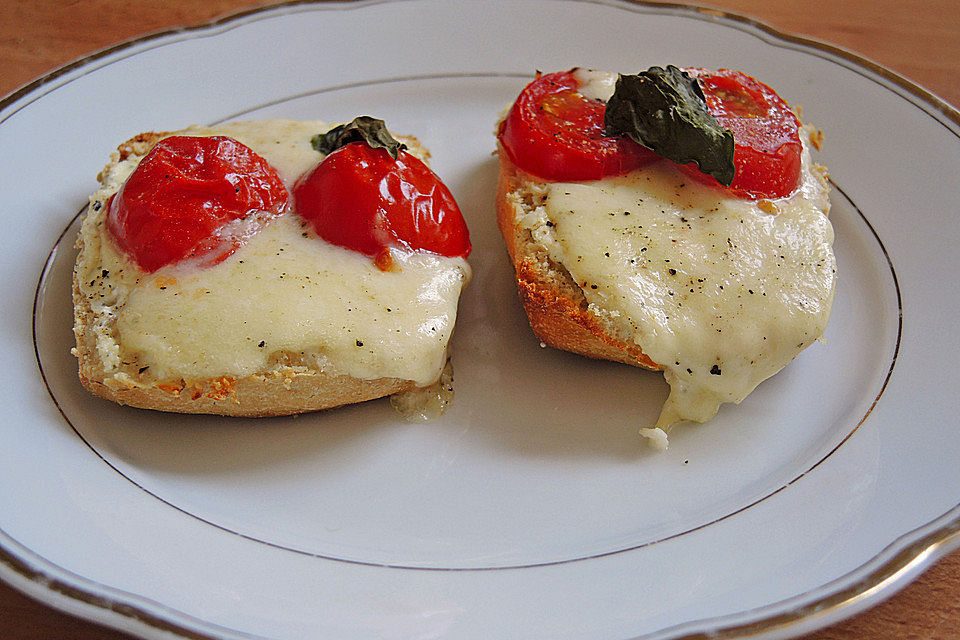 Tomate - Mozzarella - Brötchen überbacken