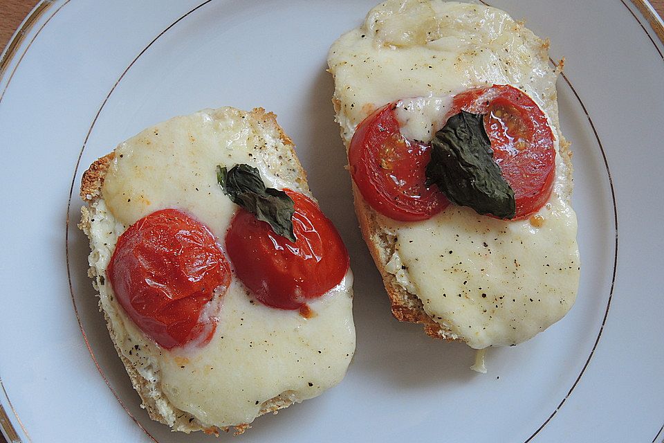 Tomate - Mozzarella - Brötchen überbacken