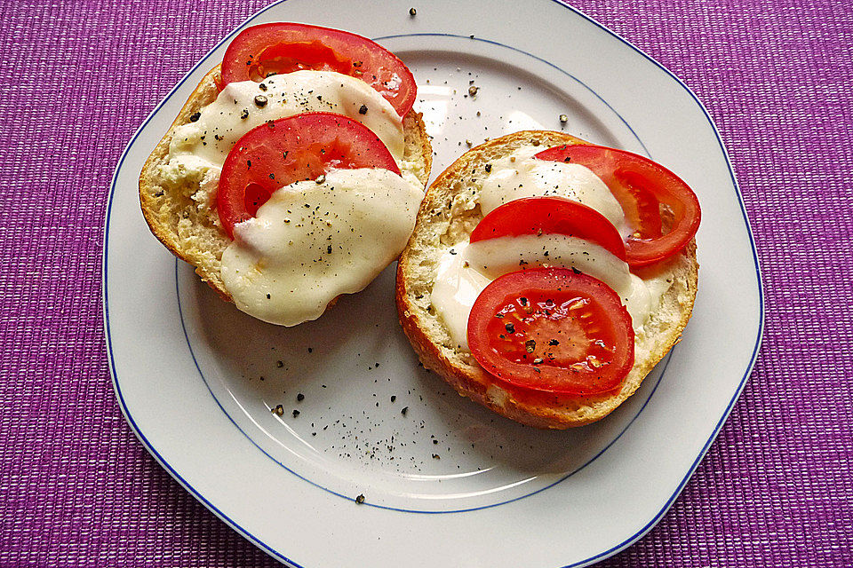 Tomate - Mozzarella - Brötchen überbacken