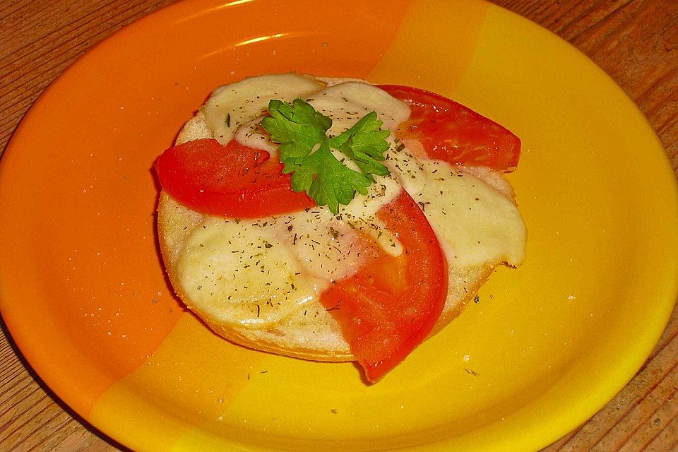 Tomate - Mozzarella - Brötchen überbacken