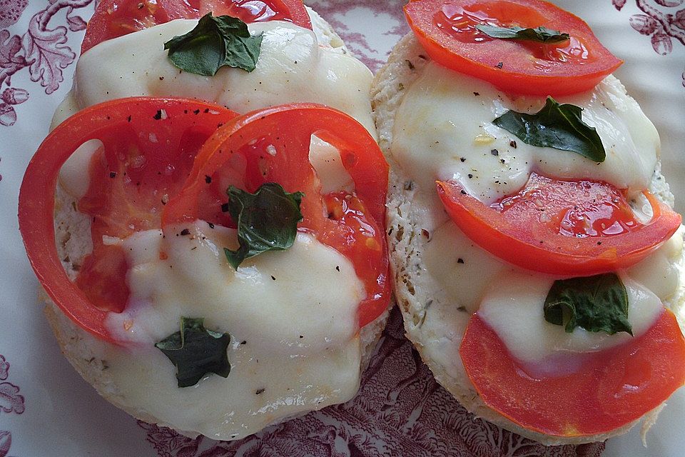 Tomate - Mozzarella - Brötchen überbacken