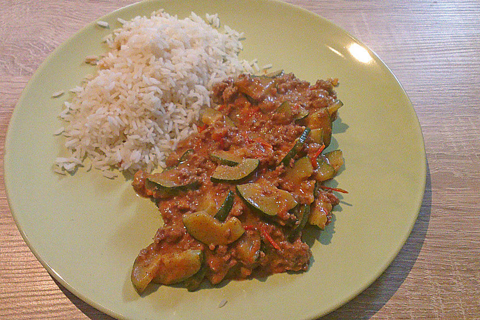 Zucchini - Gehacktes mit Tomaten