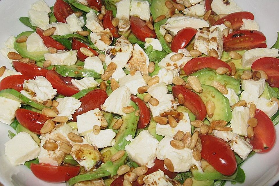 Feldsalat mit Avocado und Mozzarella