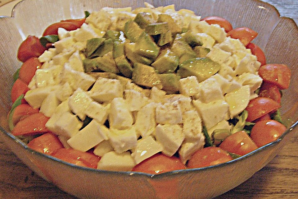 Feldsalat mit Avocado und Mozzarella