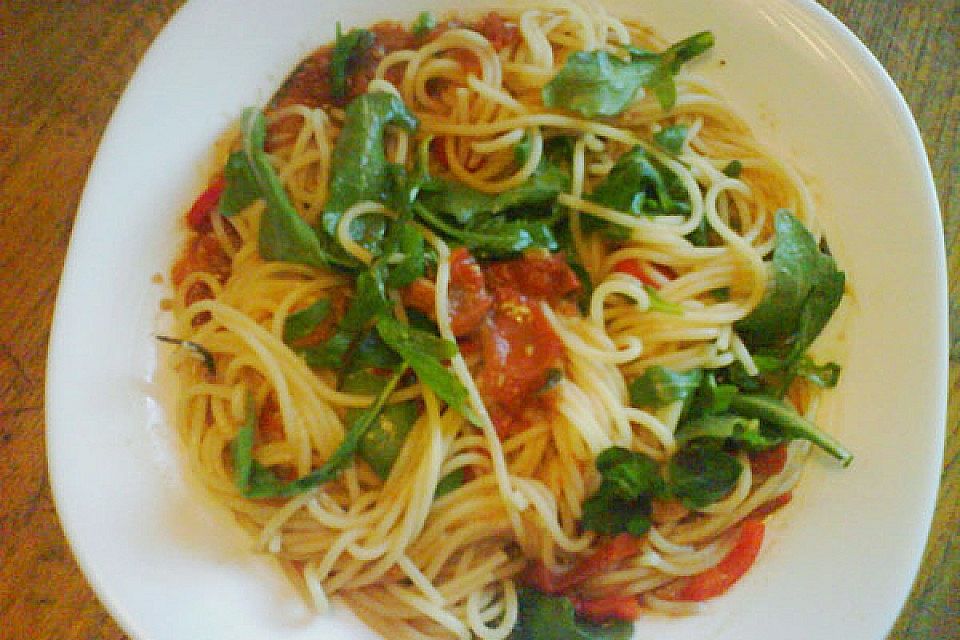 Spaghetti mit Tomaten und Rucola