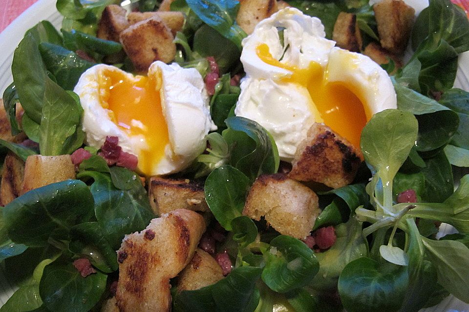 Rucola mit pochiertem Ei und Knoblauchcroutons