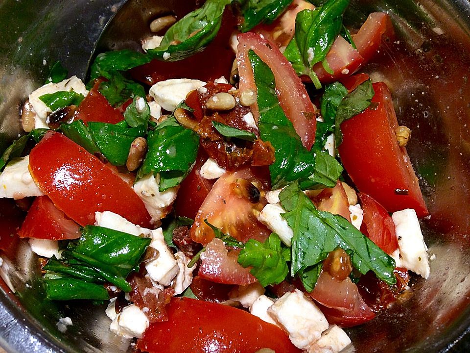 Tomatensalat mit Pinienkernen| Chefkoch