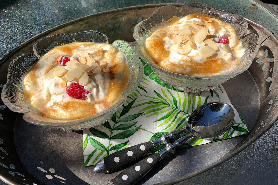 Gefrorene Beerenfrüchte auf Sahnequark mit Mandelblättchen