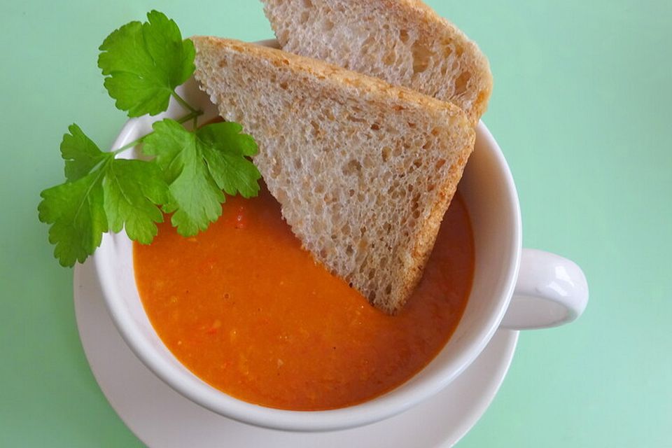 Sopa de alho com tomate