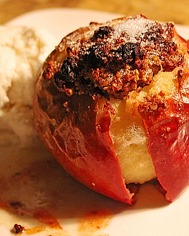 Bratapfel mit Amaretto - Rosinen - Mandel Füllung
