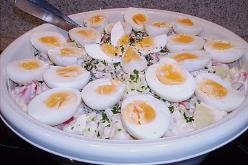Kartoffelsalat mit Tomaten, Eiern und Salz - Dill - Gurken
