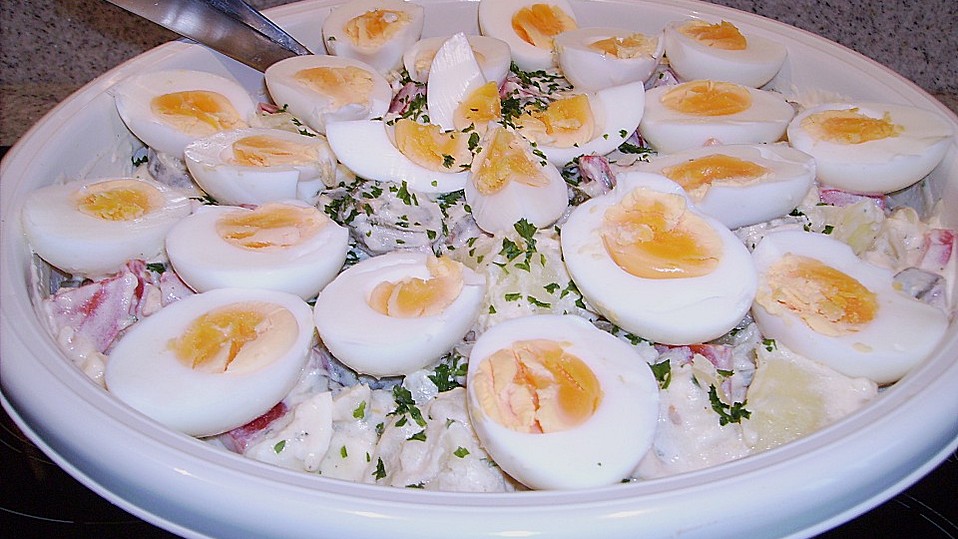 Kartoffelsalat mit Tomaten, Eiern und Salz - Dill - Gurken von mrfreezer