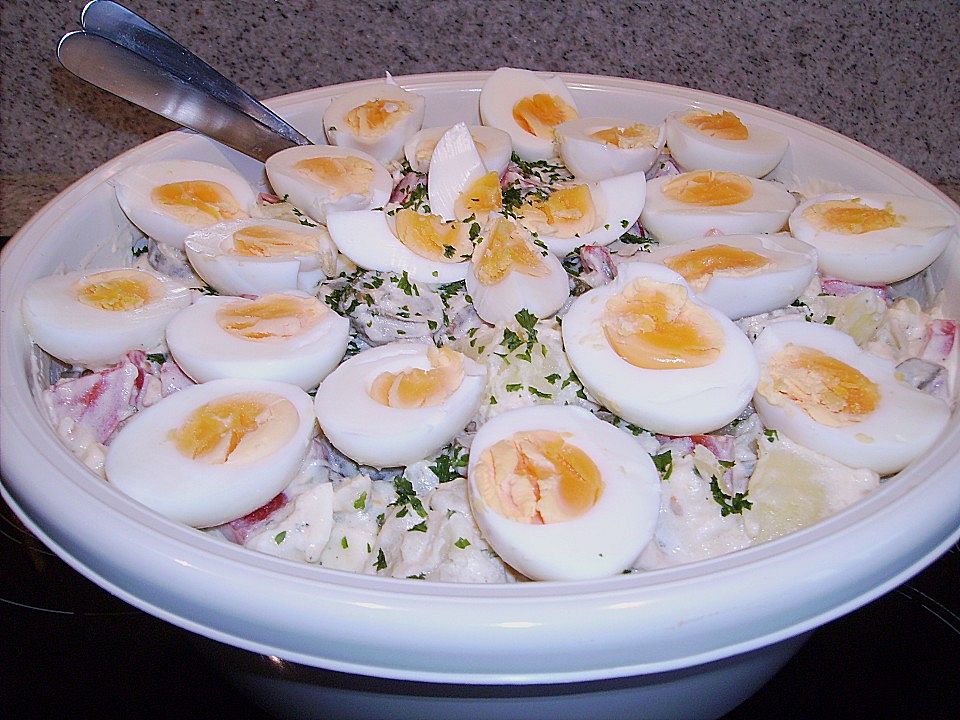 Kartoffelsalat mit Tomaten, Eiern und Salz - Dill - Gurken von ...