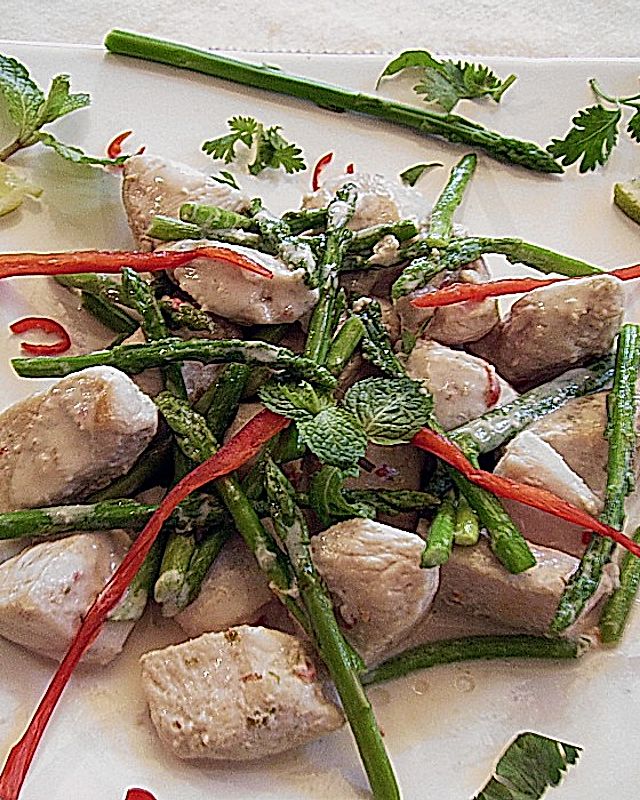 Duftender Hähnchen - Wok mit Thaispargel, Kokos und Limette