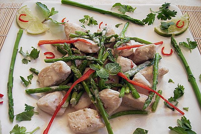 Duftender Hähnchen - Wok mit Thaispargel, Kokos und Limette von grassi ...
